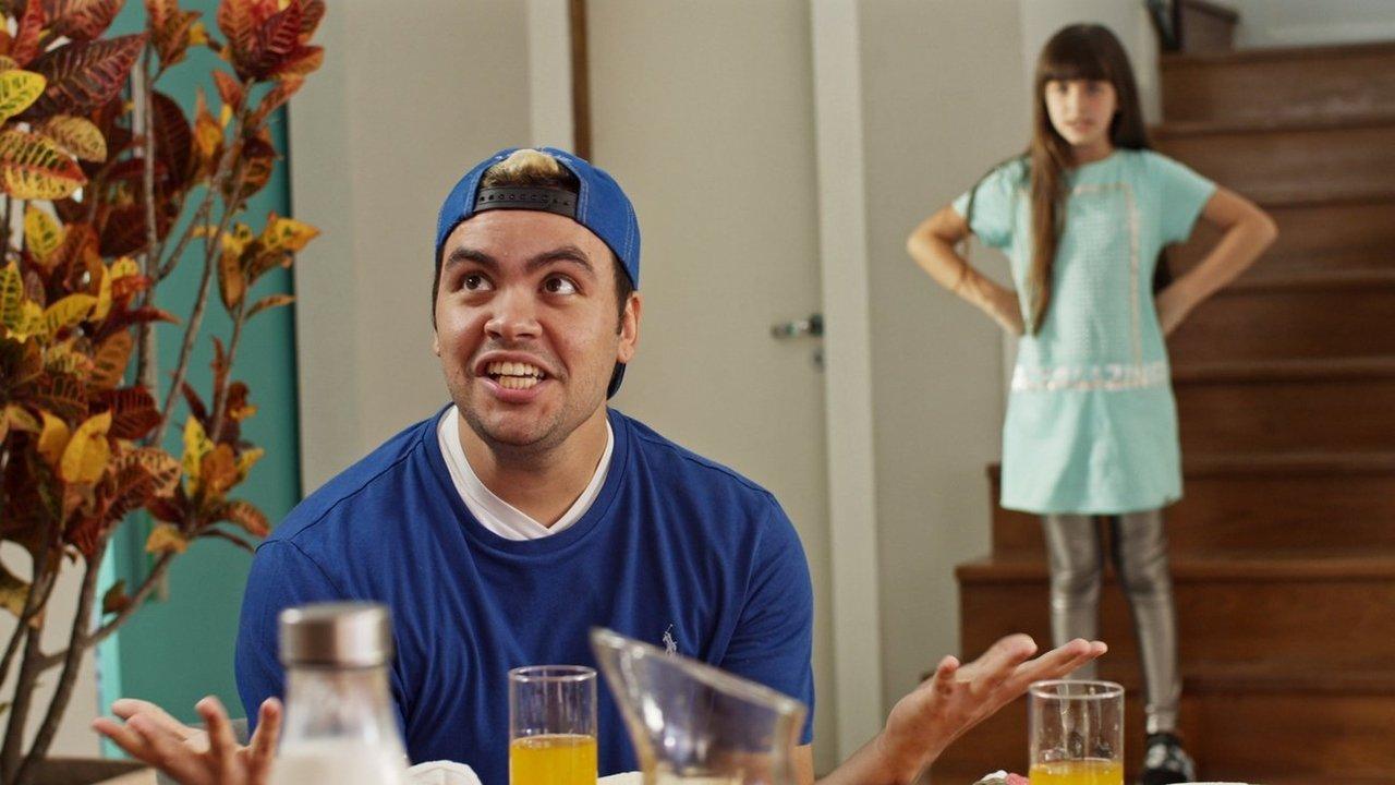 Luccas Neto em: Uma Babá Muito Esquisita backdrop