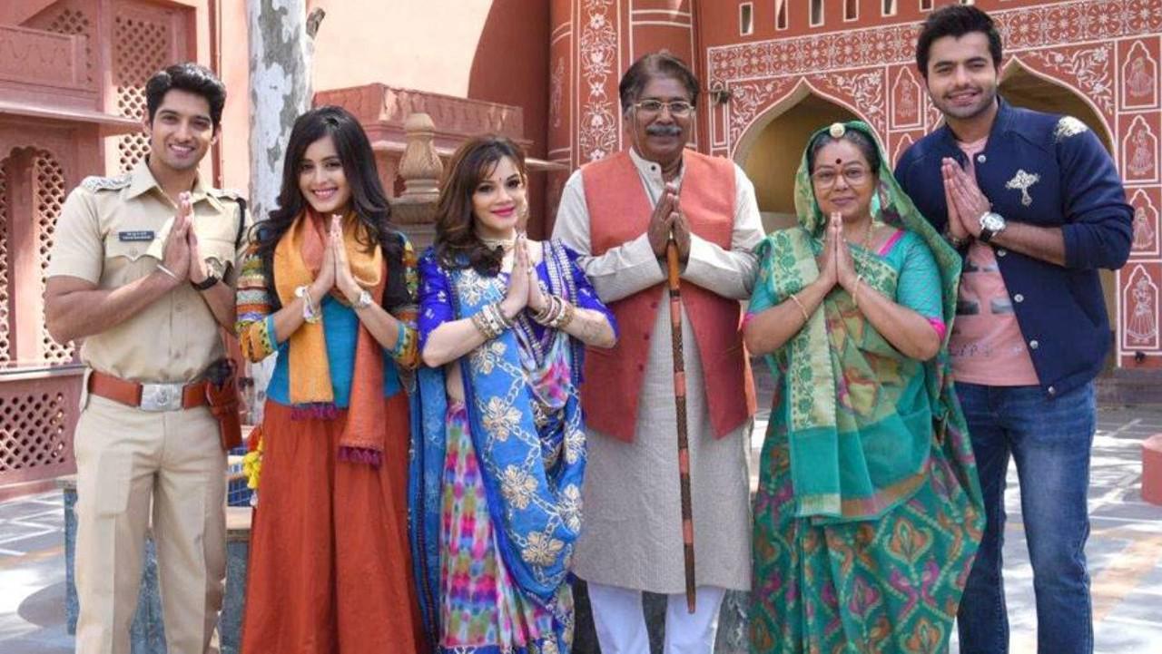 Tu Sooraj Main Saanjh Piyaji backdrop