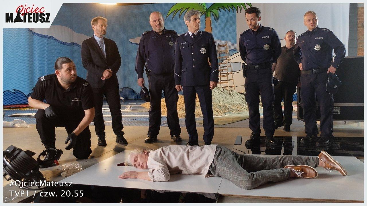 Ojciec Mateusz backdrop