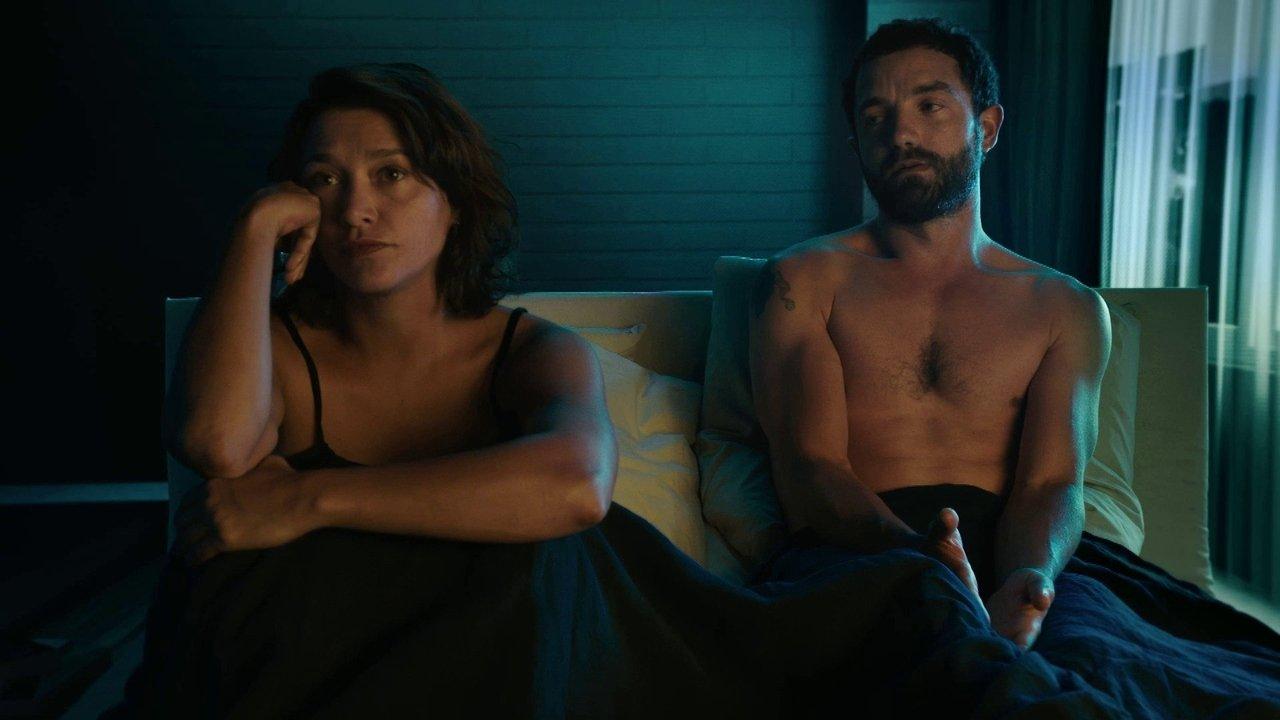 Moins qu'hier (plus que demain) backdrop