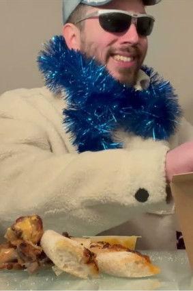 Il se saccage le bide à coups de pizzas et de chicken wings un soir de Noël. film afişi