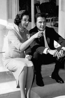 Here's Hollywood dizi afişi