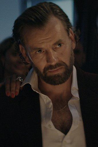 Skjønnheten skal frelse verden film afişi