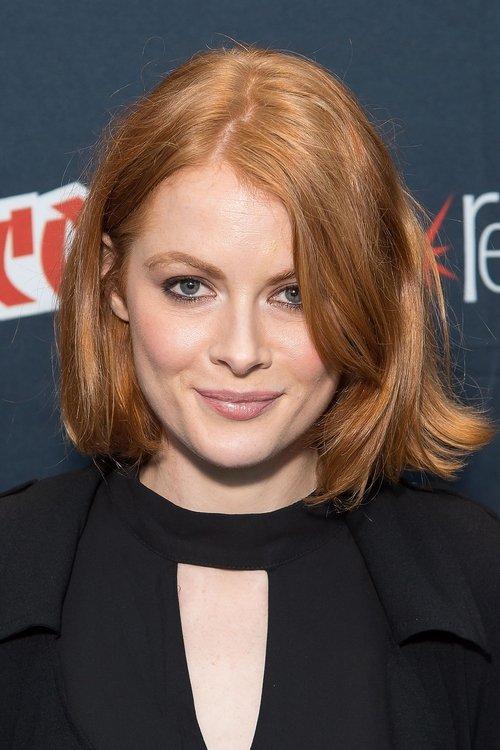 Emily Beecham fotoğrafı