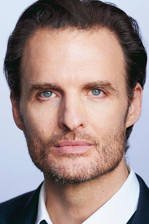 Greg Bryk fotoğrafı