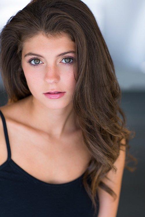 Emily Bader fotoğrafı