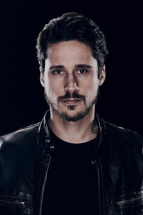 Peter Gadiot fotoğrafı
