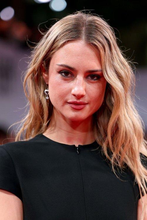 Grace Van Patten fotoğrafı