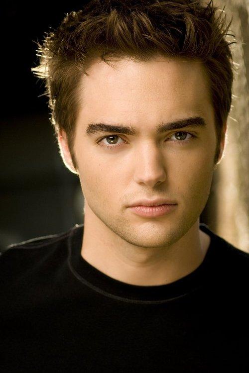 Drew Tyler Bell fotoğrafı