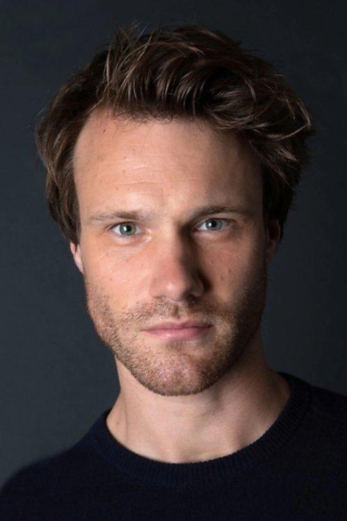 Hugh Skinner fotoğrafı