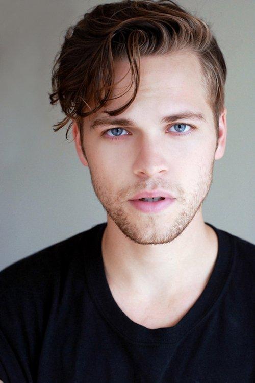 Alexander Calvert fotoğrafı