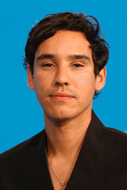 Adam Bessa fotoğrafı