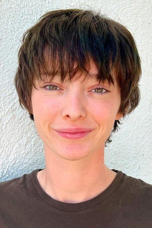 Emma Dumont fotoğrafı