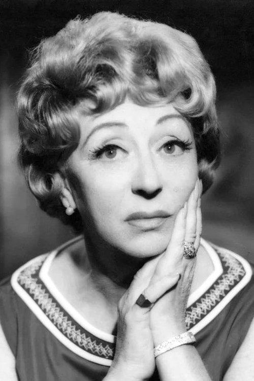 Thora Hird fotoğrafı
