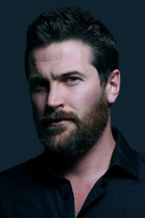 Kieran Bew fotoğrafı