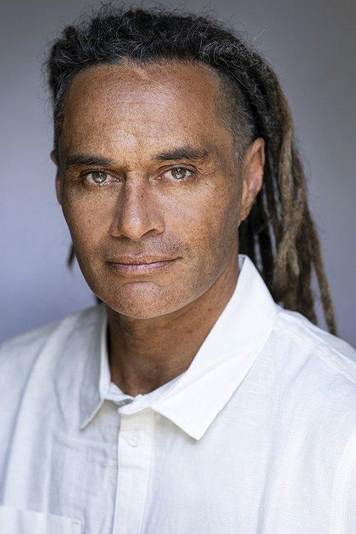 Matt Bennett fotoğrafı