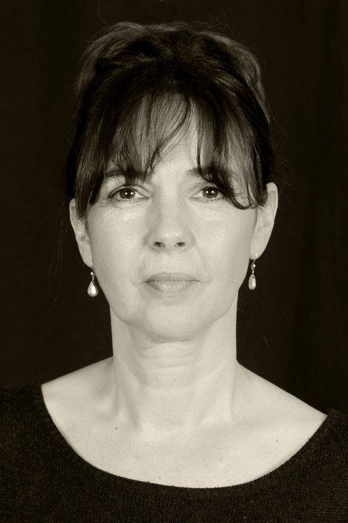 Phoebe Nicholls fotoğrafı