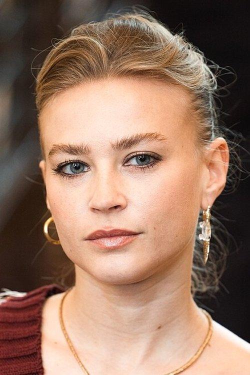 Jeanne Goursaud fotoğrafı