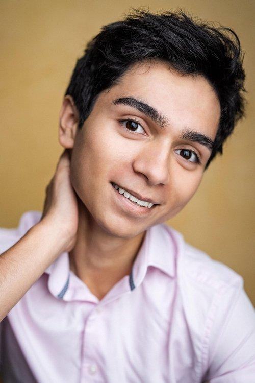 Alexander Molony fotoğrafı