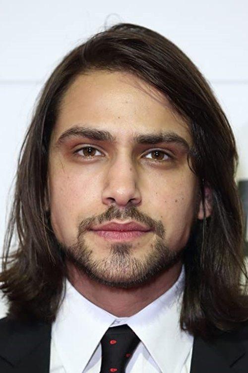 Luke Pasqualino fotoğrafı