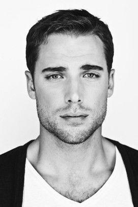 Dustin Milligan fotoğrafı
