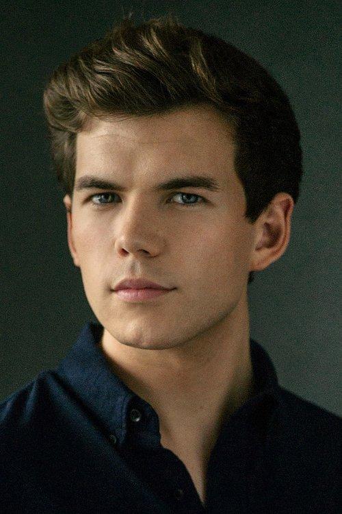 Luke Newton fotoğrafı