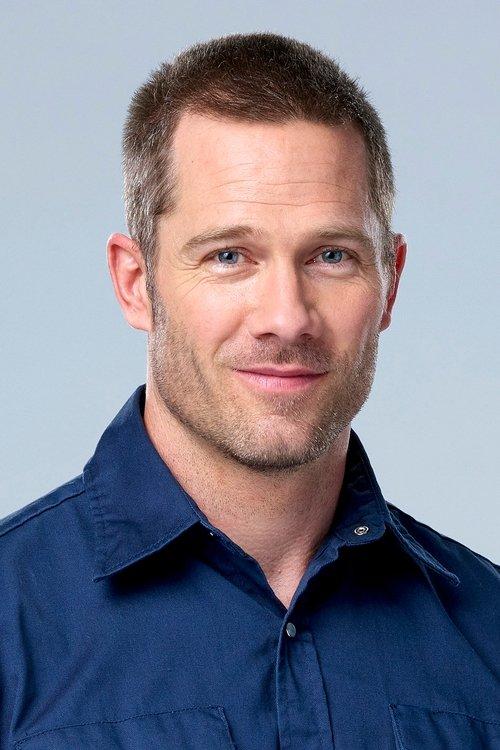 Luke Macfarlane fotoğrafı