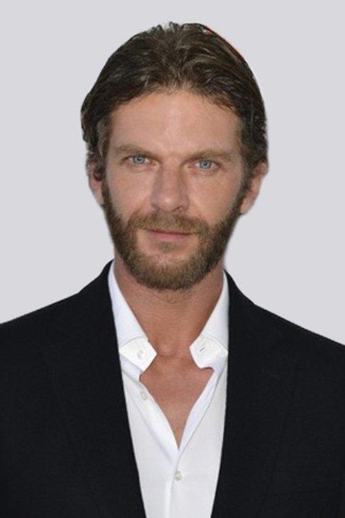 Sam Hazeldine fotoğrafı