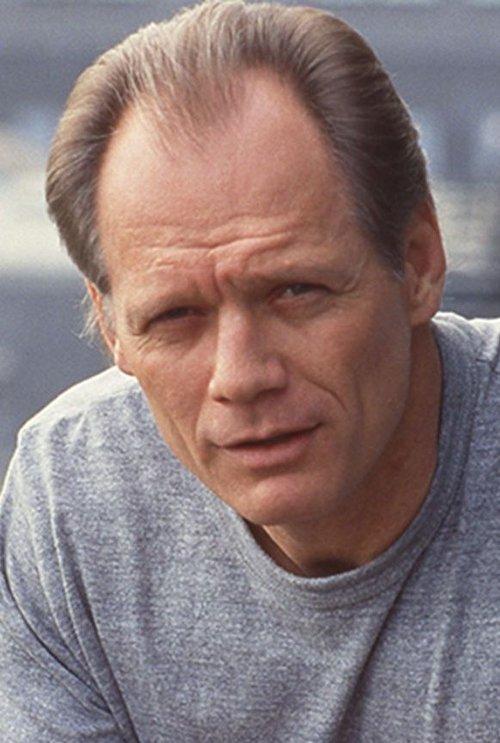 Fred Dryer fotoğrafı