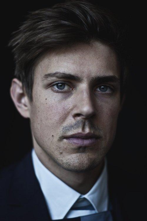Chris Lowell fotoğrafı