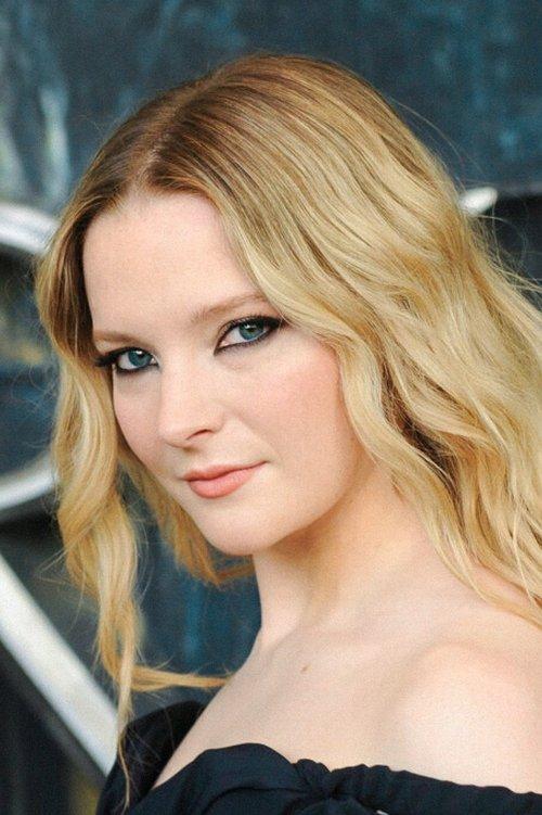 Morfydd Clark fotoğrafı