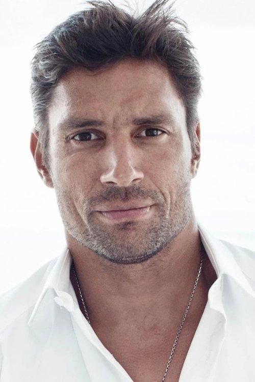 Manu Bennett fotoğrafı