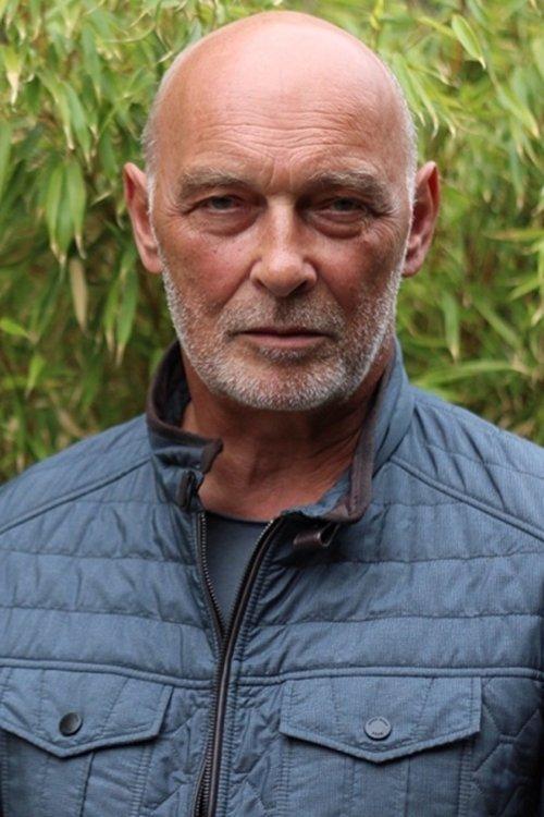 James Faulkner fotoğrafı