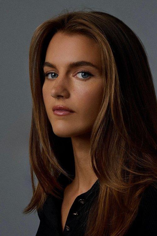 Chloe East fotoğrafı