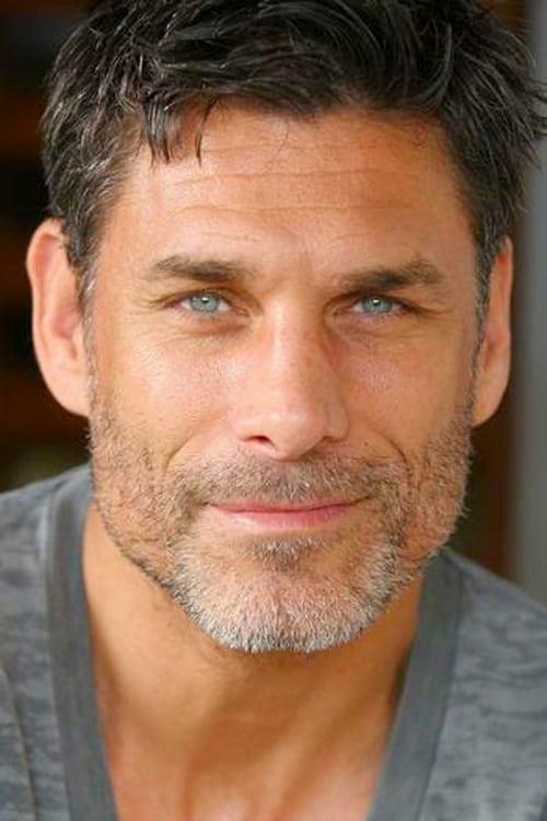 James Hyde fotoğrafı