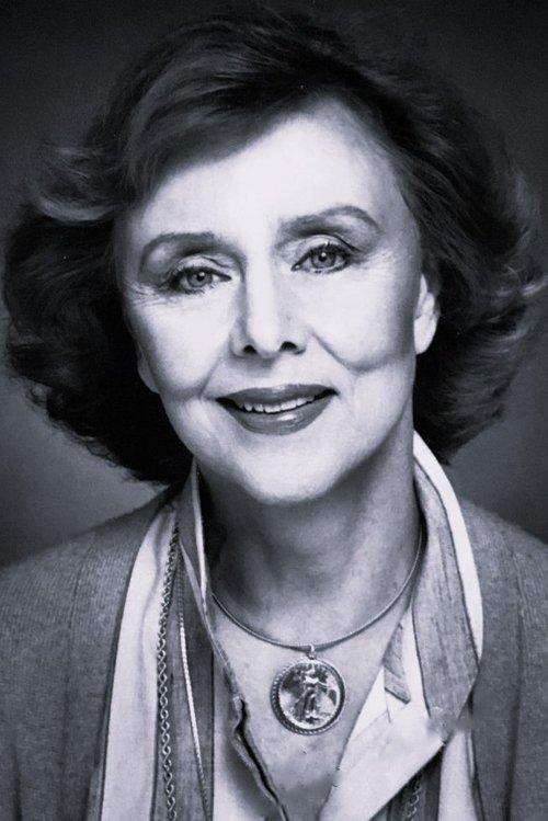 Louise Latham fotoğrafı