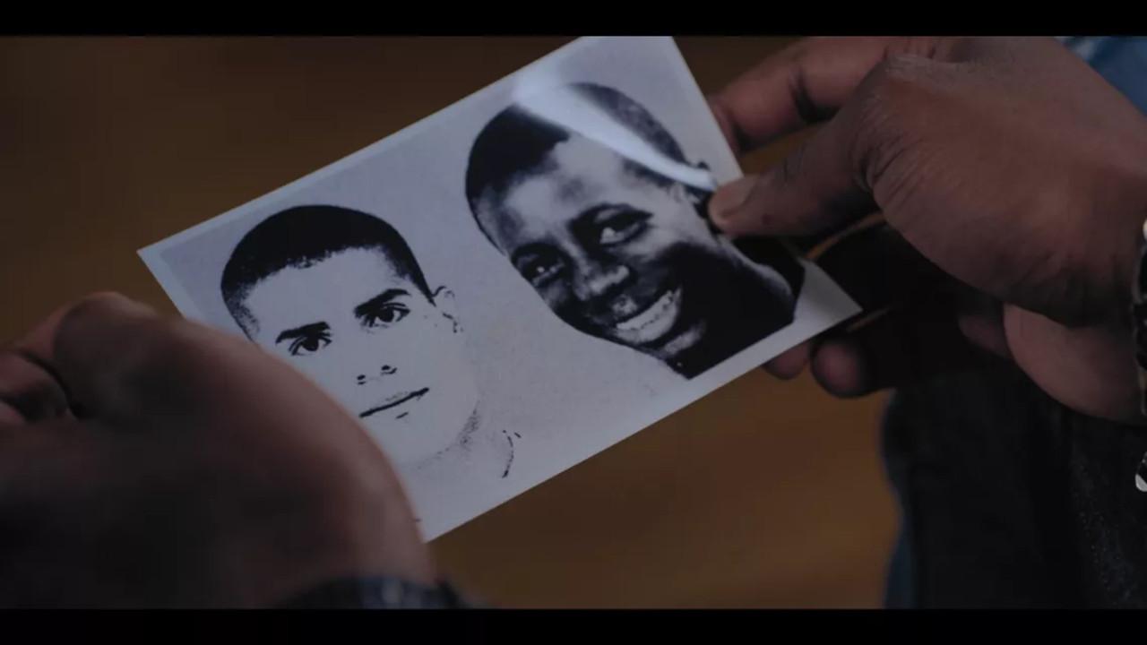 2005, état d'urgence backdrop