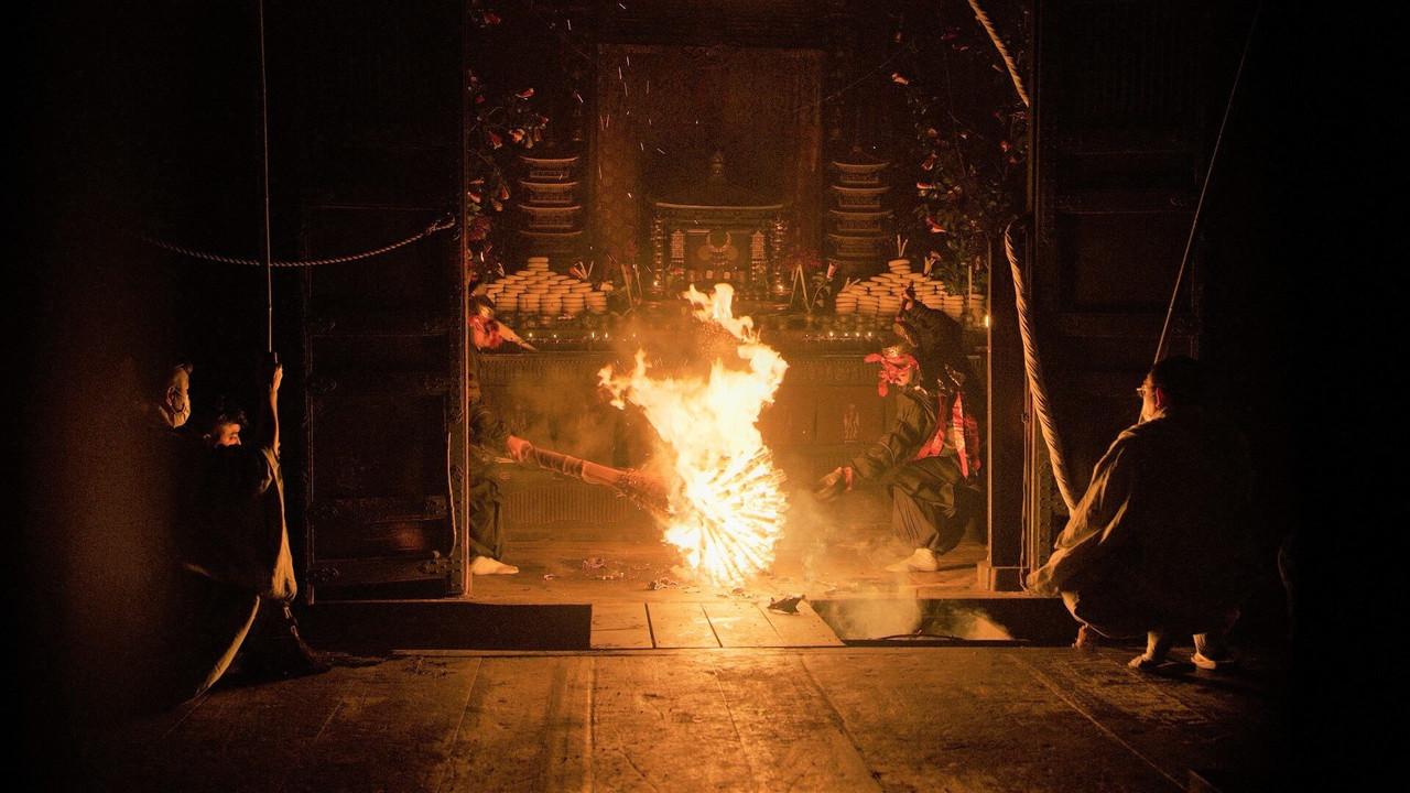 千三百年 祈り続ける~お水取り・東大寺修二会~ backdrop