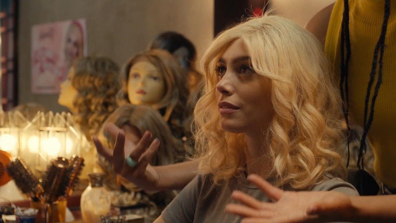 Anjo Loiro com Sangue no Cabelo backdrop