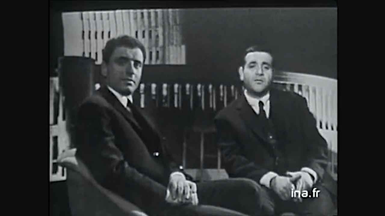 Un égal trois backdrop