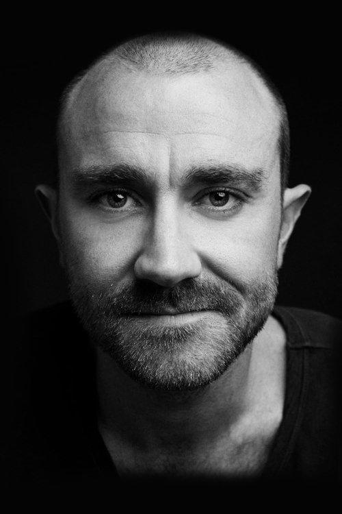 Josh McConville fotoğrafı