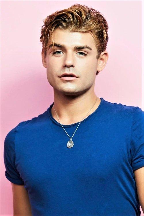 Garrett Clayton fotoğrafı